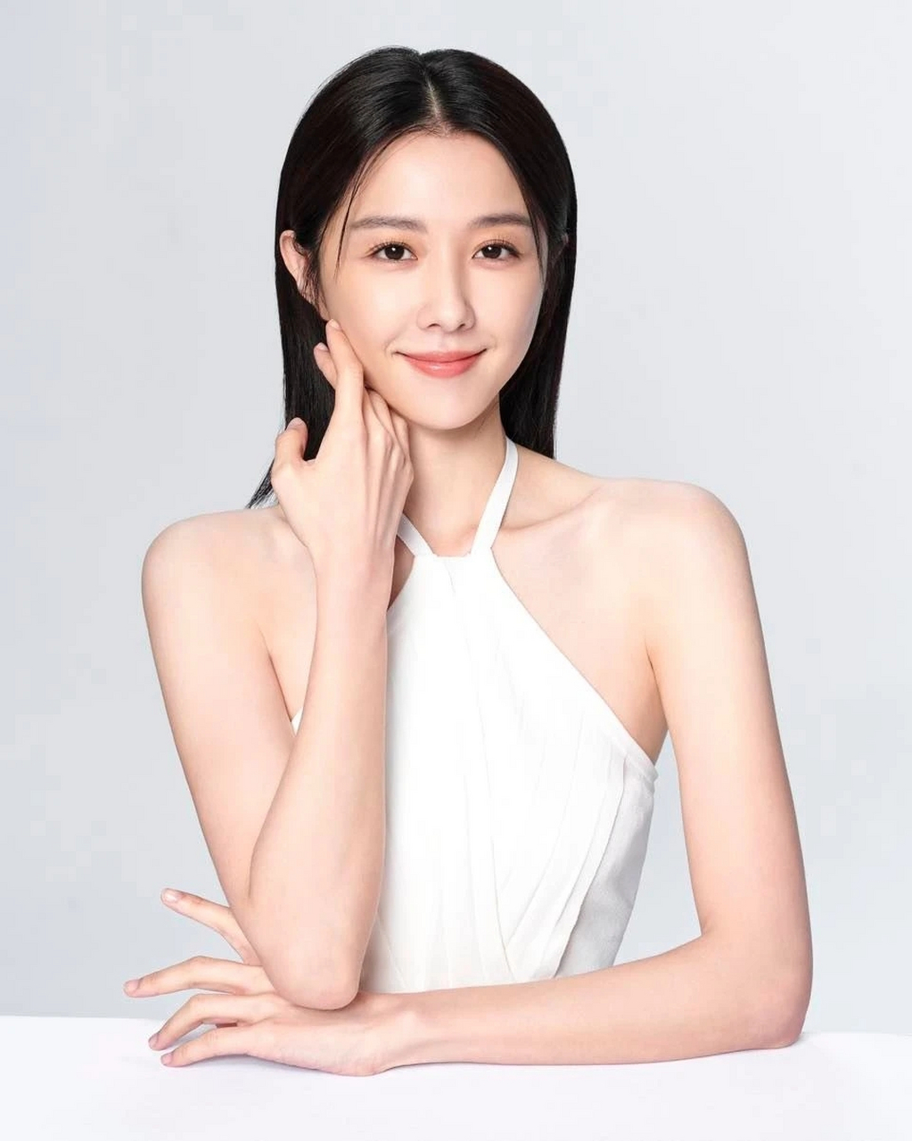 邵雨薇可谓是一位多才多艺的女演员,她不仅是影视女演员,还是流行乐