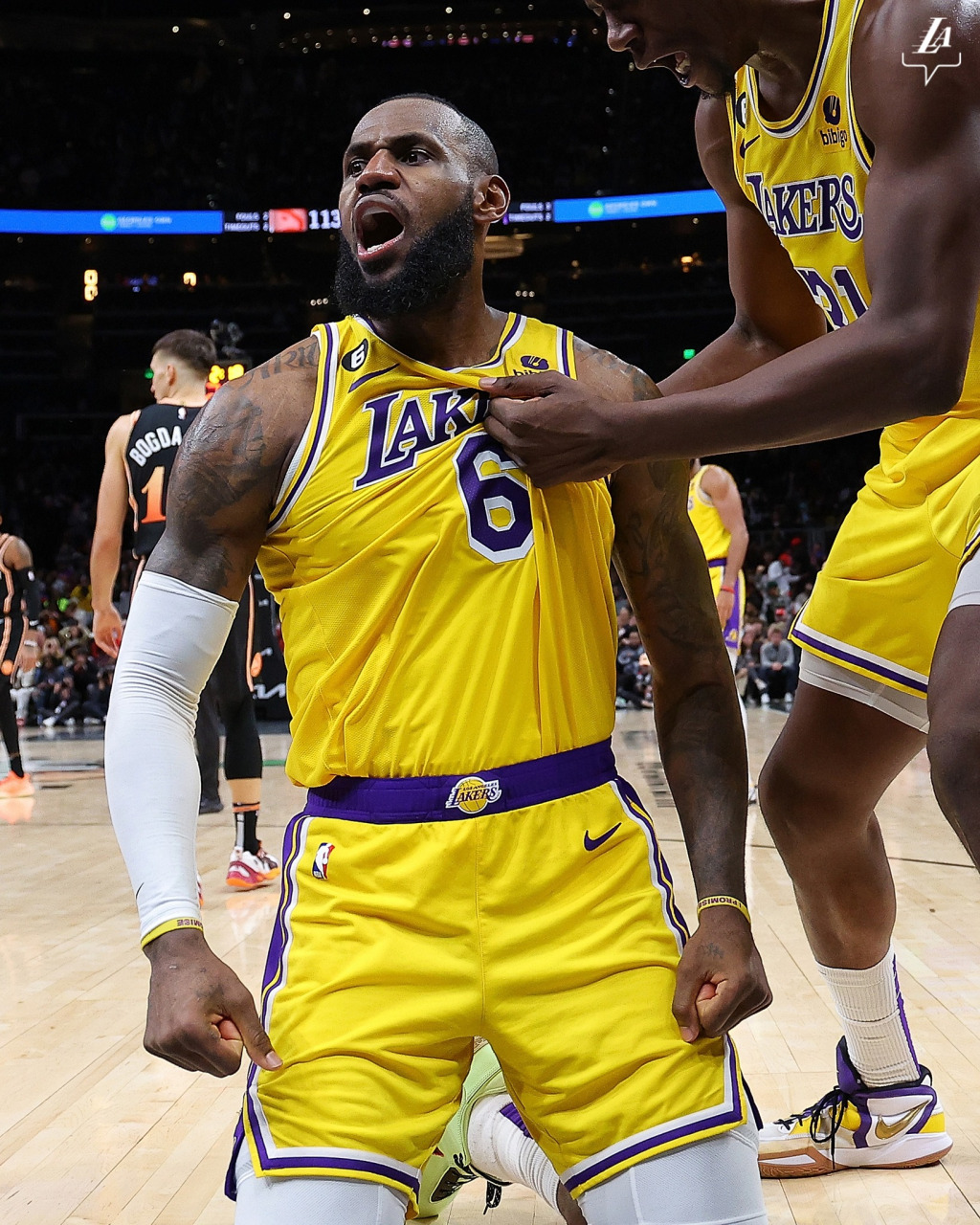 湖人队官方ig晒詹姆斯精彩图片,配文道:20年的标志性时刻!#nba