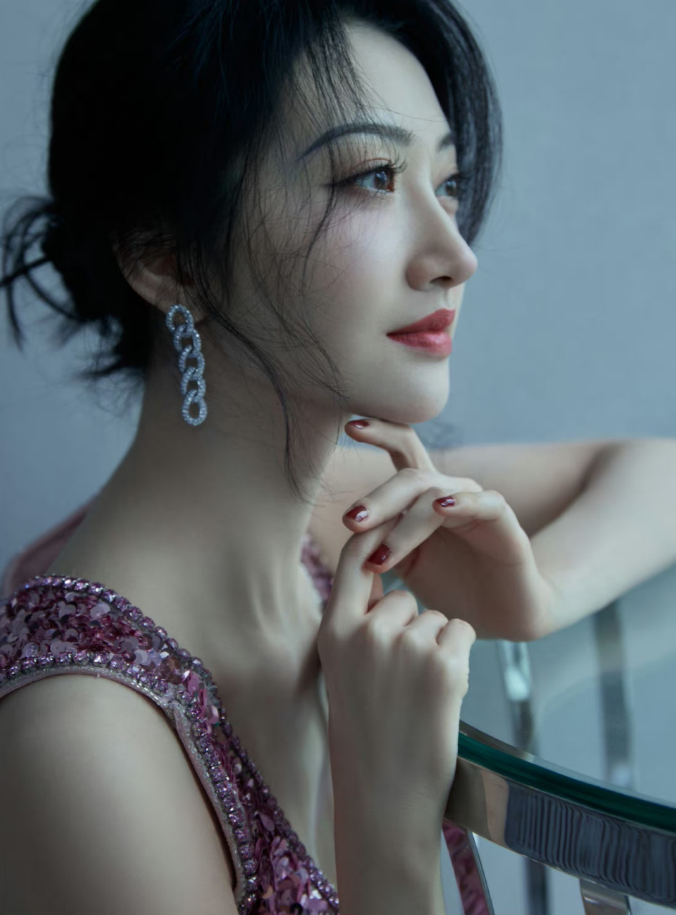 景甜# 身穿粉色亮片吊带裙,肤白貌美的容颜,清纯妩媚,丰满傲人的室档