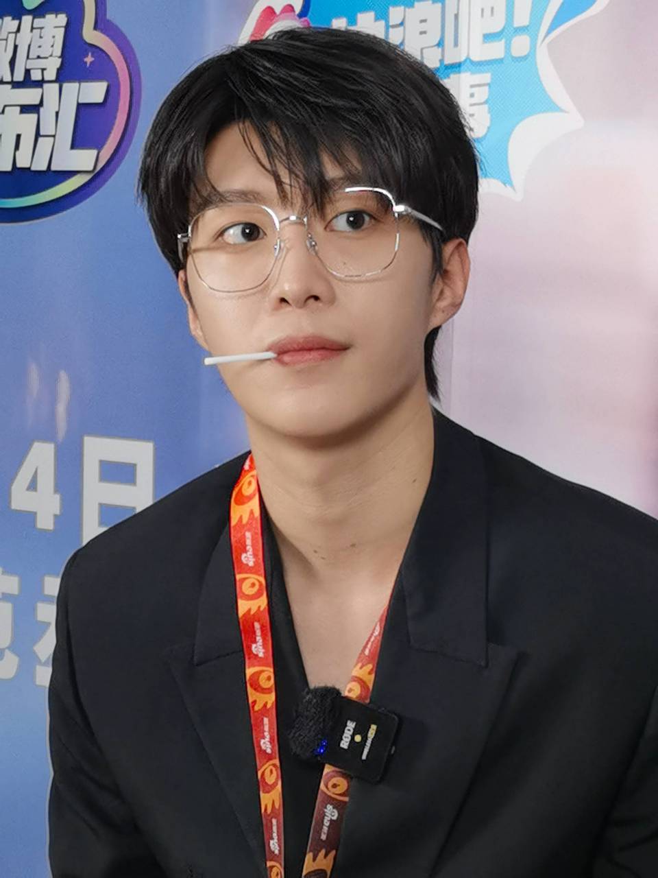 范丞丞新浪扫楼穿真空西装!深v真空西装配金丝眼镜简直不要太帅!