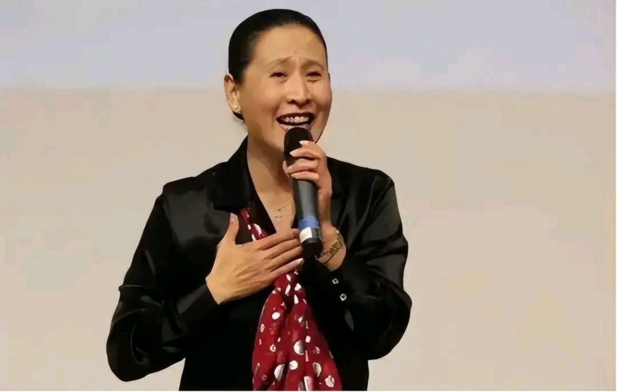 歌唱家远征:离婚那天抱着儿子大哭,再婚终获幸福  远征与丈夫分居多年