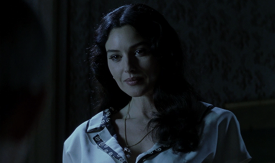 莫妮卡·贝鲁奇和巩俐将简单白衬衣穿出高级范,珠圆玉润比骨感美