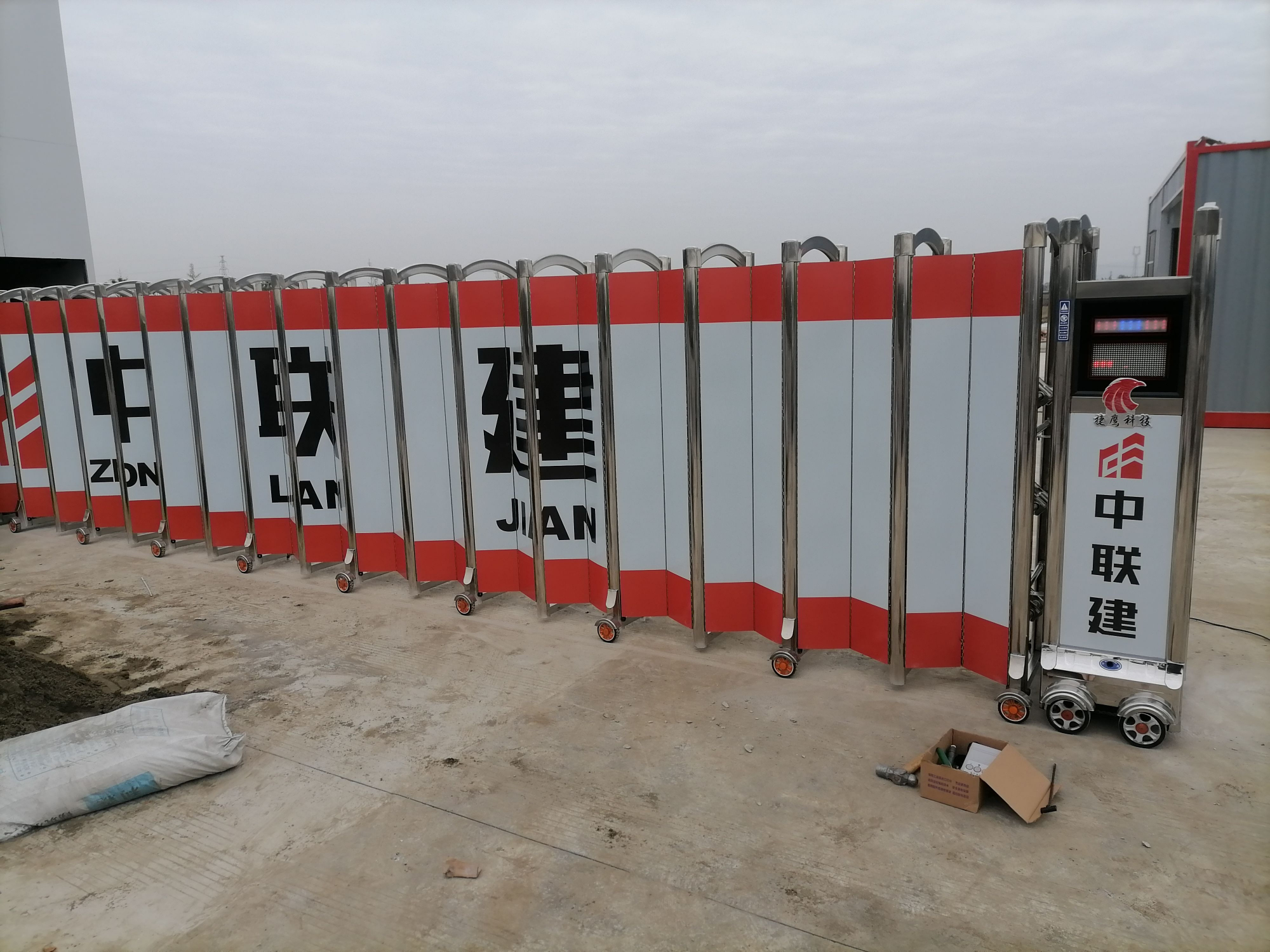 青白江大道工地安装屏风伸缩门案例