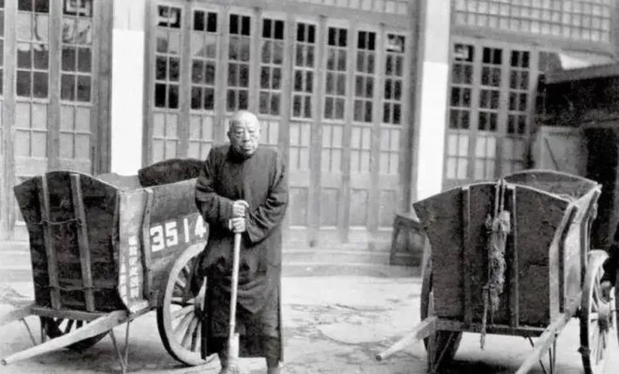 一生无儿无女的黄金荣变得孤苦无依,只能被迫去扫大街
