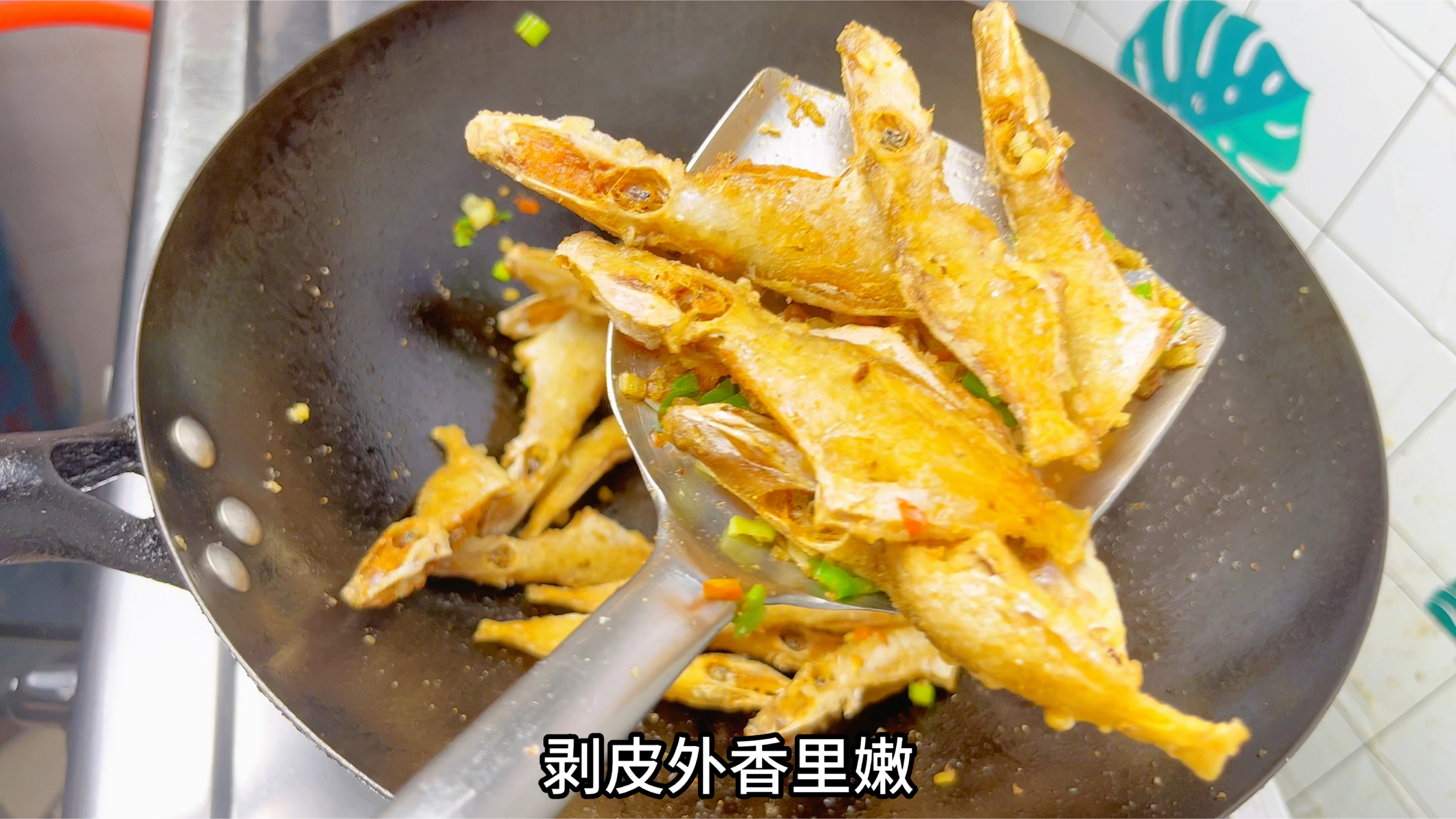 今天买了一斤不怎么新鲜的剥皮鱼,最适合椒盐了,外脆里嫩又不腥