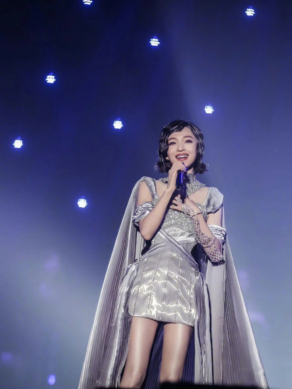 张韶涵演唱会造型好多变,不管怎么变,就是不会变老[偷笑][偷笑][偷笑]