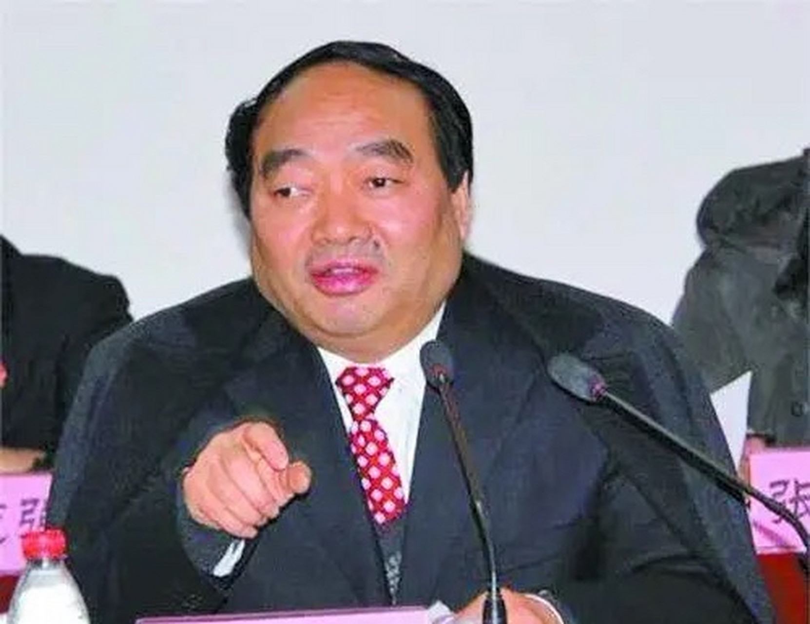 利用手中的权力,他把"书中自有黄金屋,书中自有千钟粟