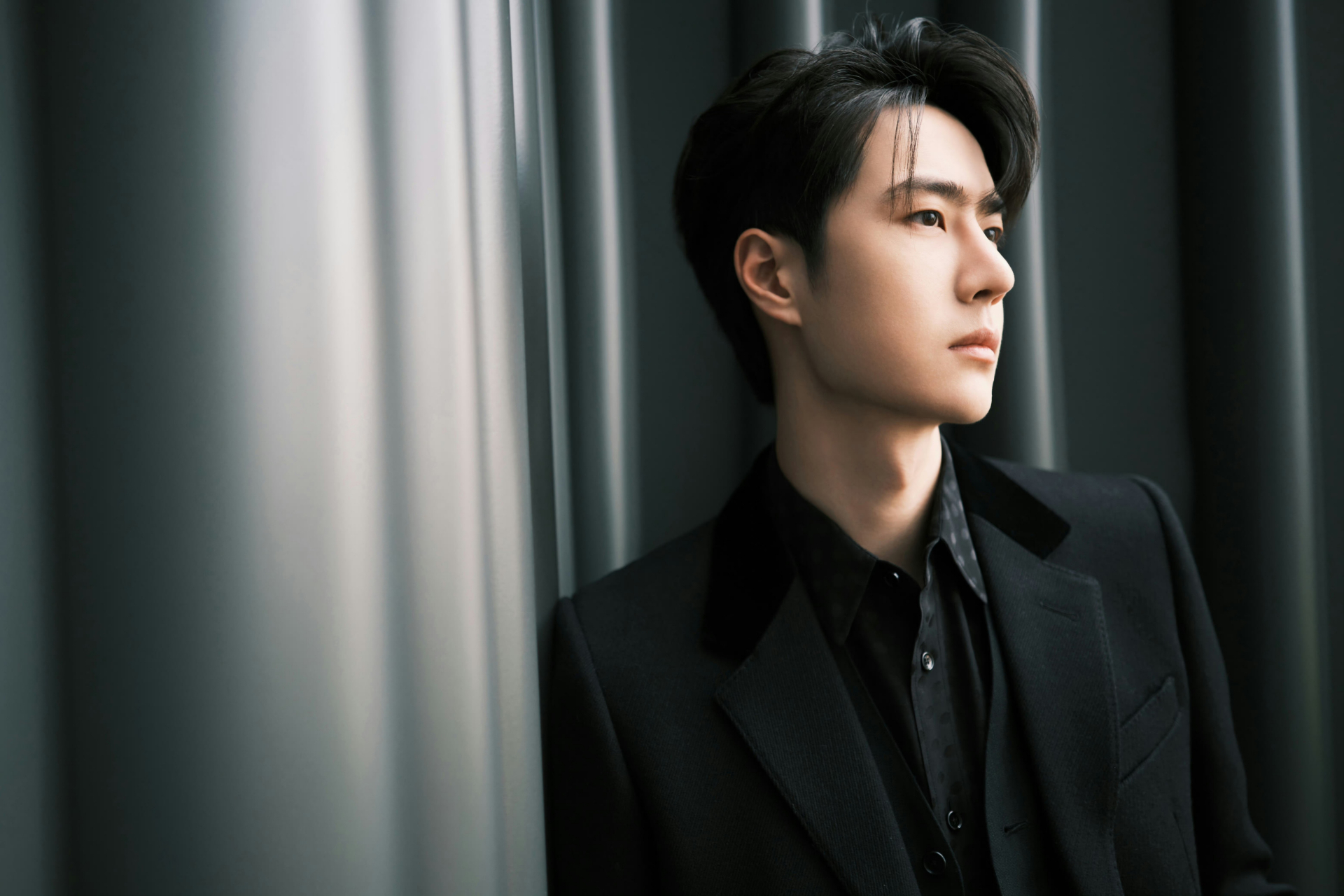 王一博一身帅气黑礼服出席抖音电影奇遇夜,这次酷盖是带着青春热血