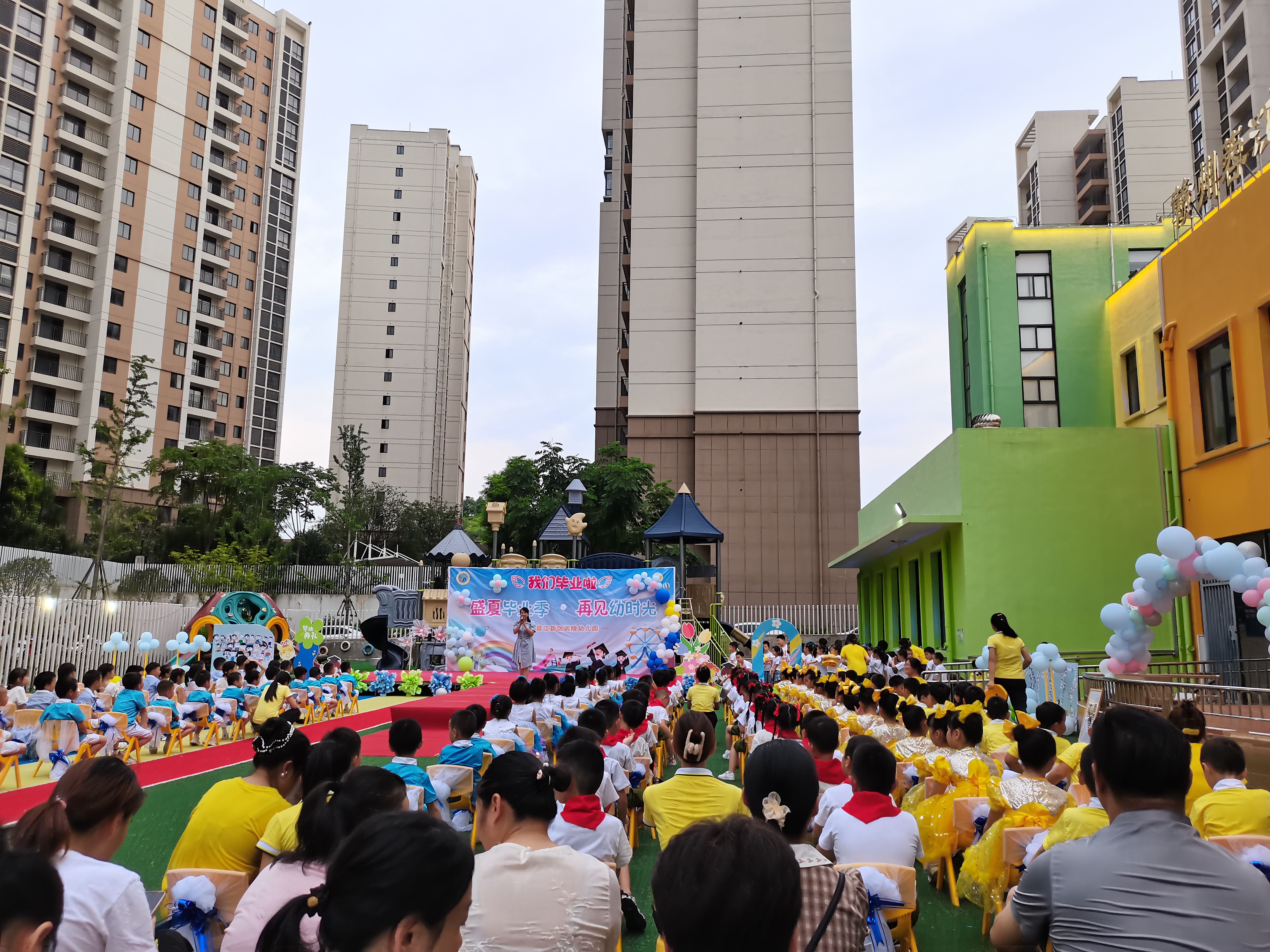 幼儿园毕业典礼,看了下家长们,基本清一色的妈妈,一个班零星几个爸爸