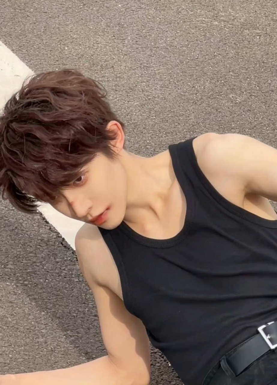 刘宇晒硬汉风格营业照,胳膊撑在马路上尽显肌肉线条,为了新歌拍摄了不