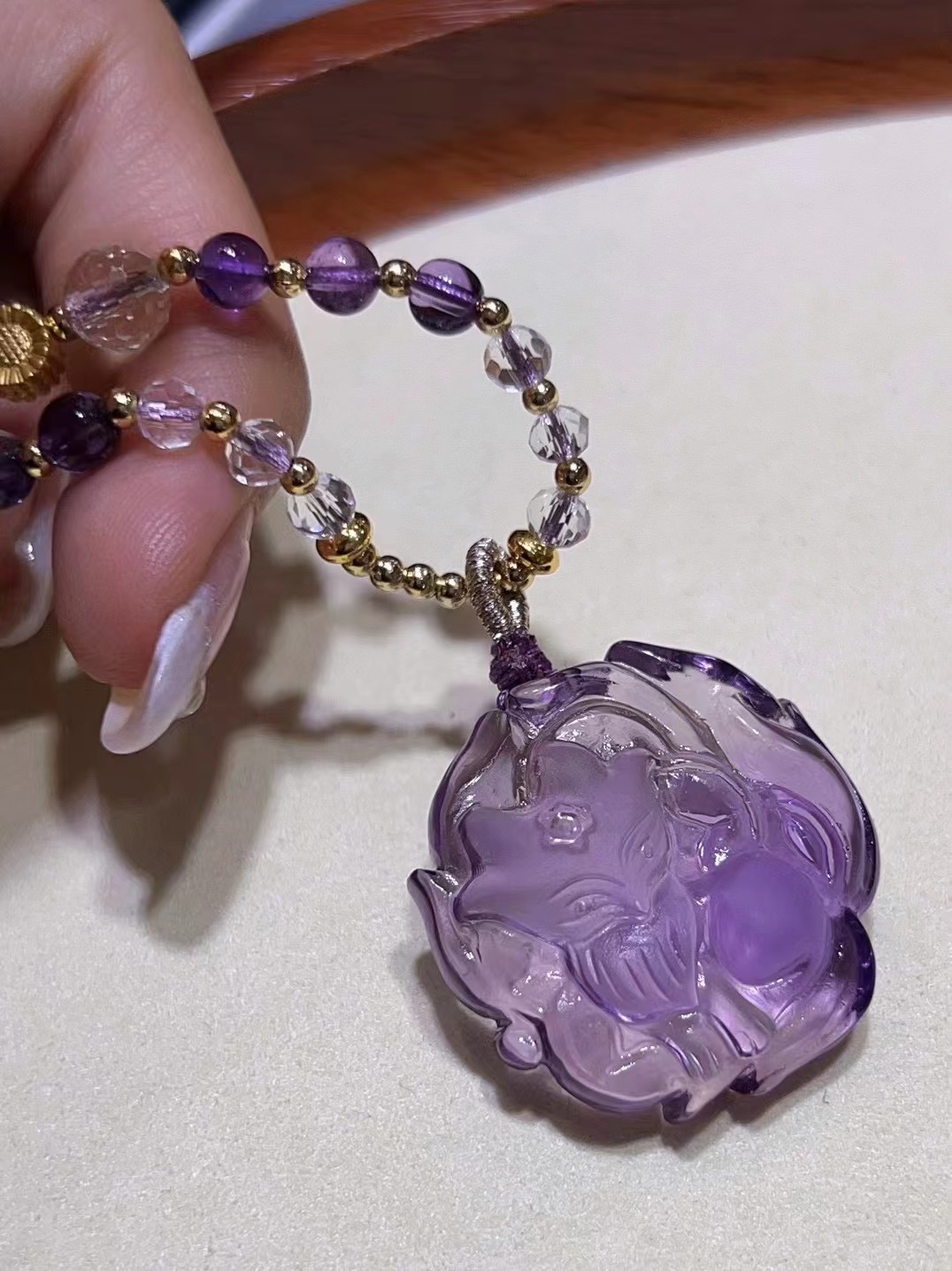 在这人生的旅途上,我们如秋叶般飘摇,色彩逐渐黯淡,冬寒步步逼近