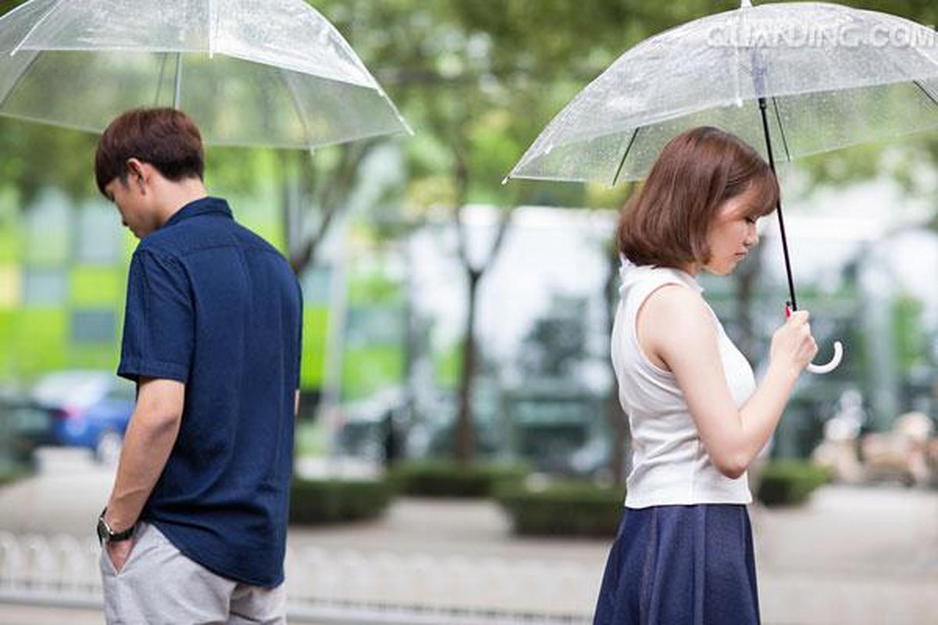 分手在下雨的时候!  那是一个阴沉的午后,天空中乌云密布,一片沉闷.