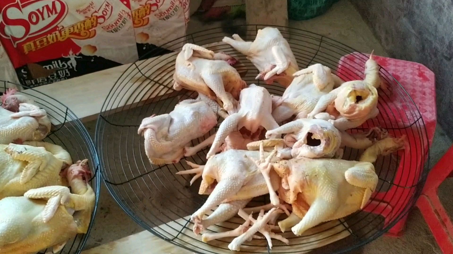 受疫情影响鸡价下跌严重 为了减少损失 把鸡宰杀真空包装冷冻起来