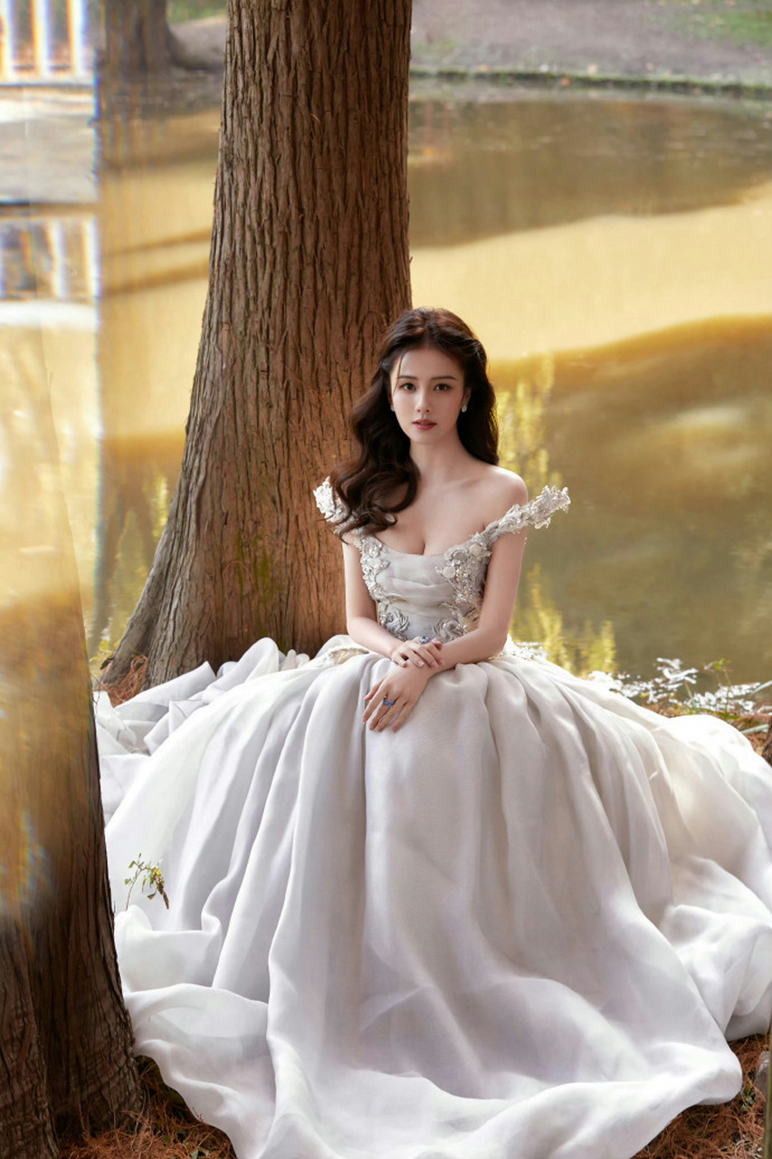 白鹿白色抹胸裙性感迷人,性感妩媚动人,韵味十足,很有气质的女人味