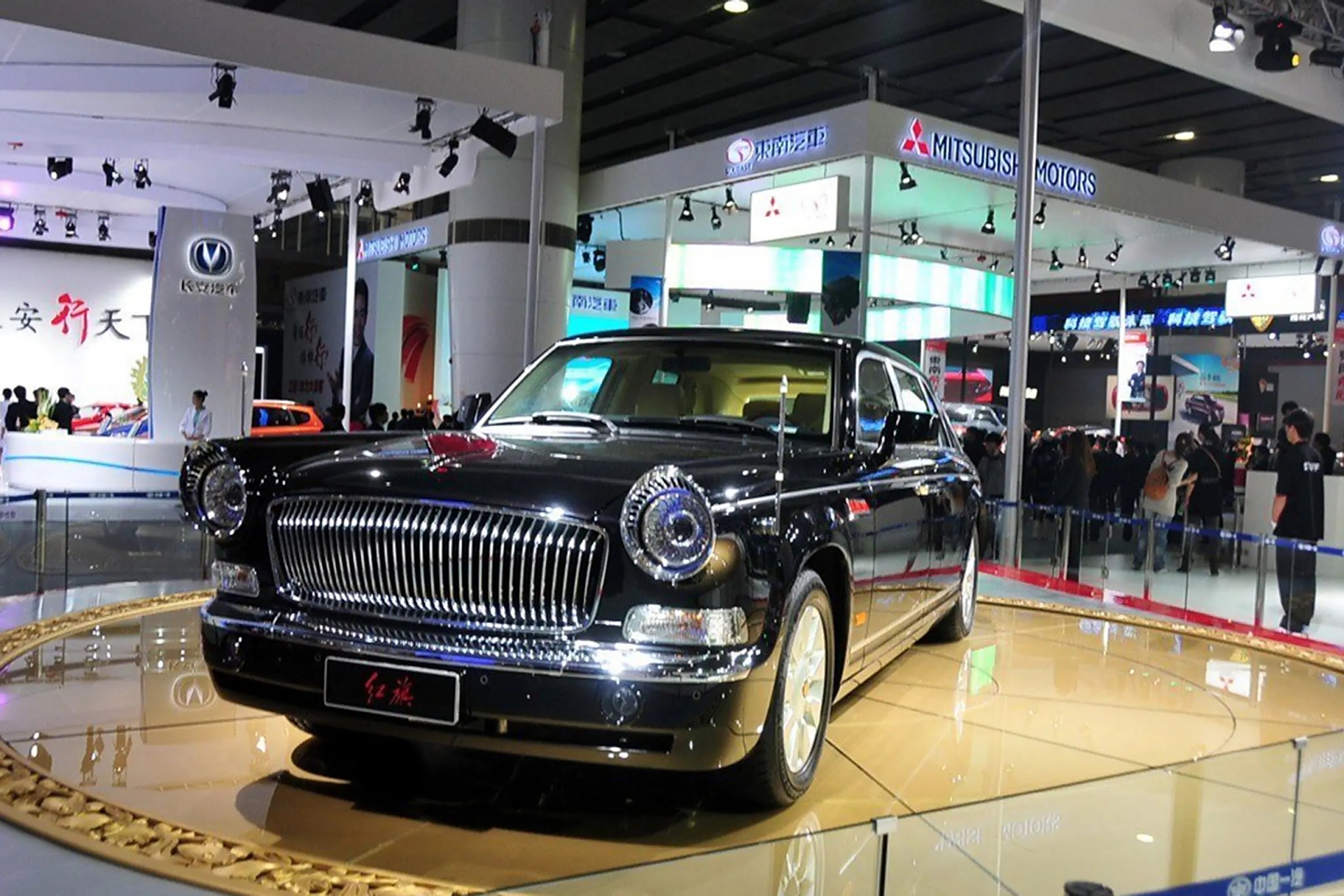 马克龙访华乘坐的这辆红旗05l9,看把法国记者羡慕的不行,v12发动机