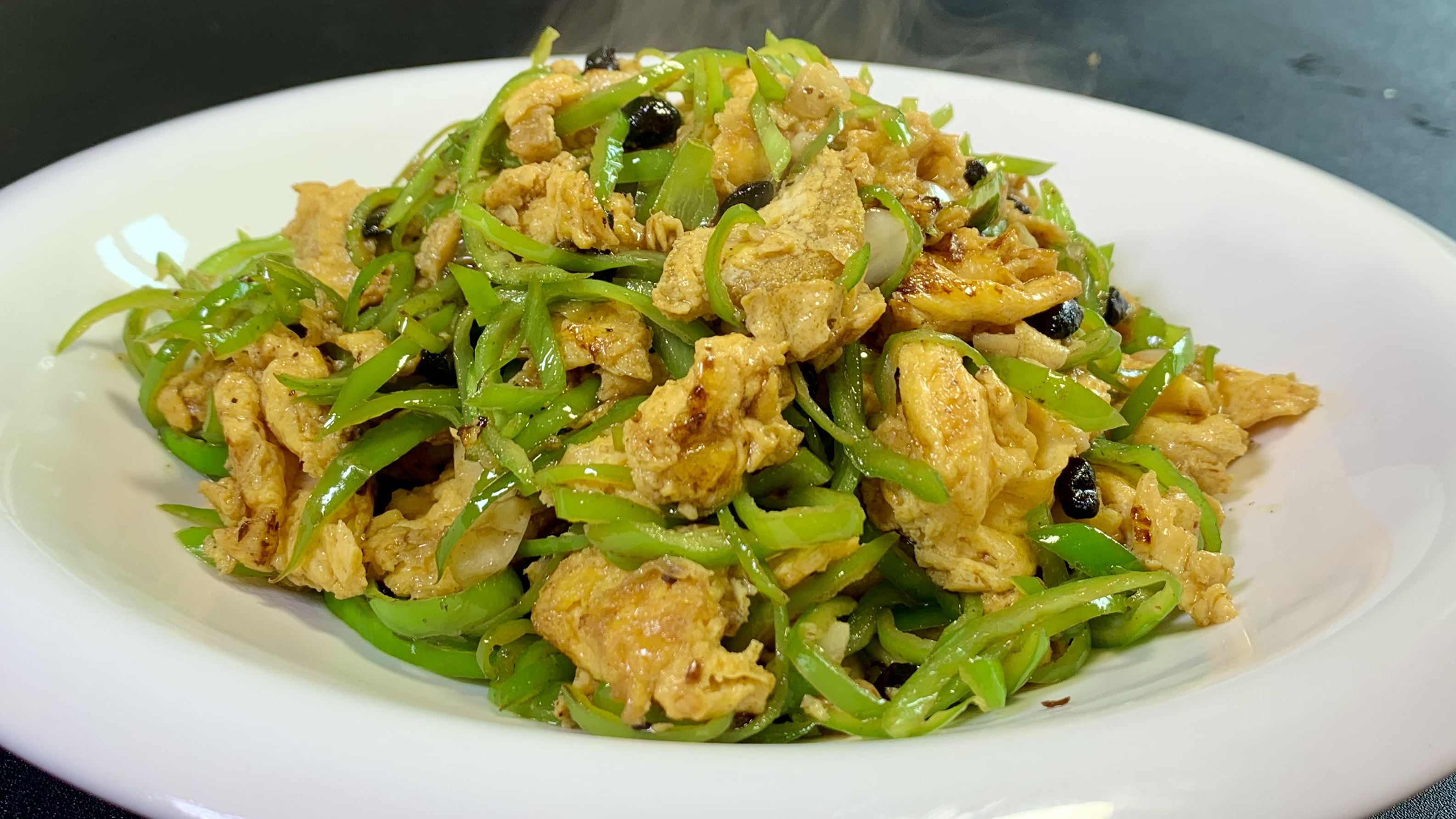 青椒炒鸡蛋很多人都做错了，教你一招，鲜香滑嫩真下饭