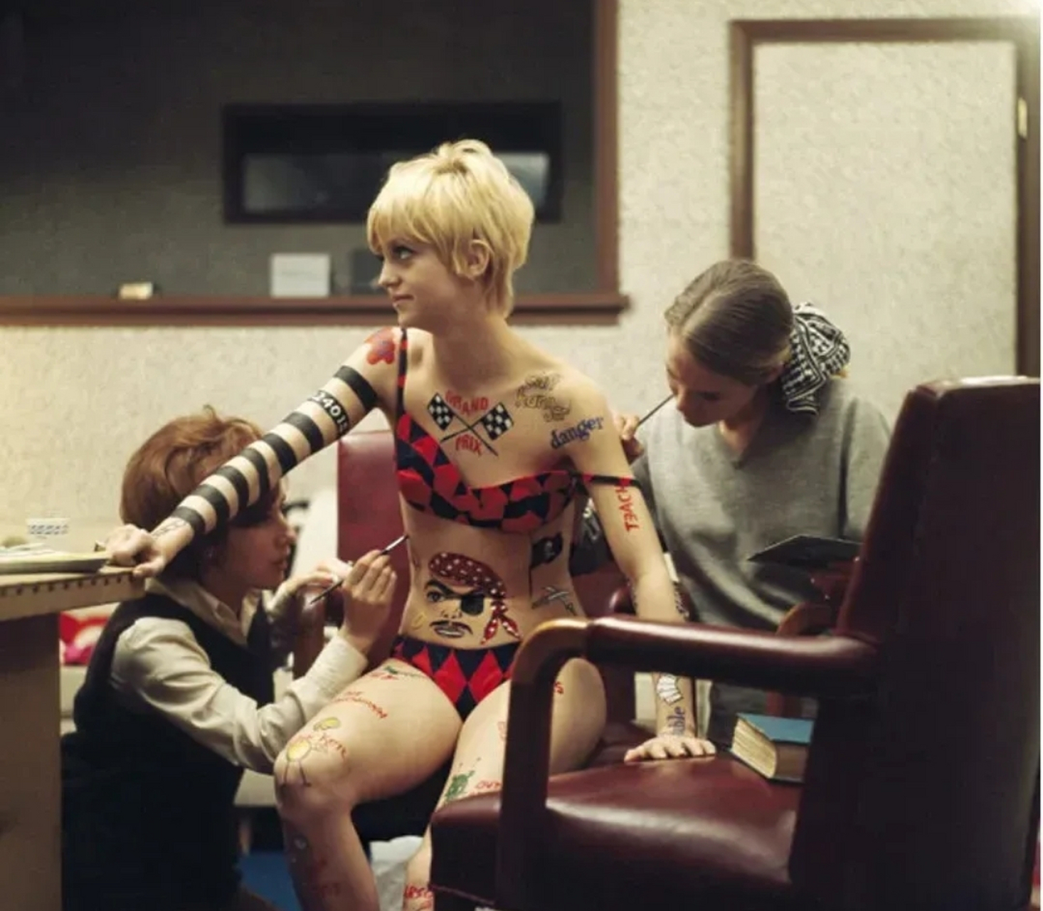 美国女演员戈尔迪·霍恩在后台化妆,洛杉矶,1968年.