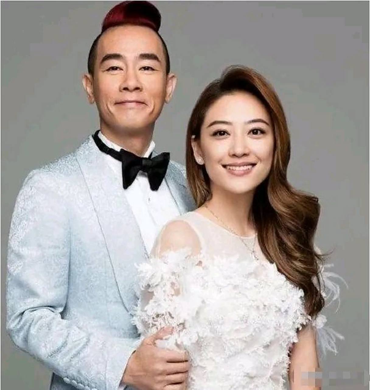 2003年,陈小春张柏芝两人同游曼谷,游泳池旁张柏芝穿着比基尼,娇嗔地