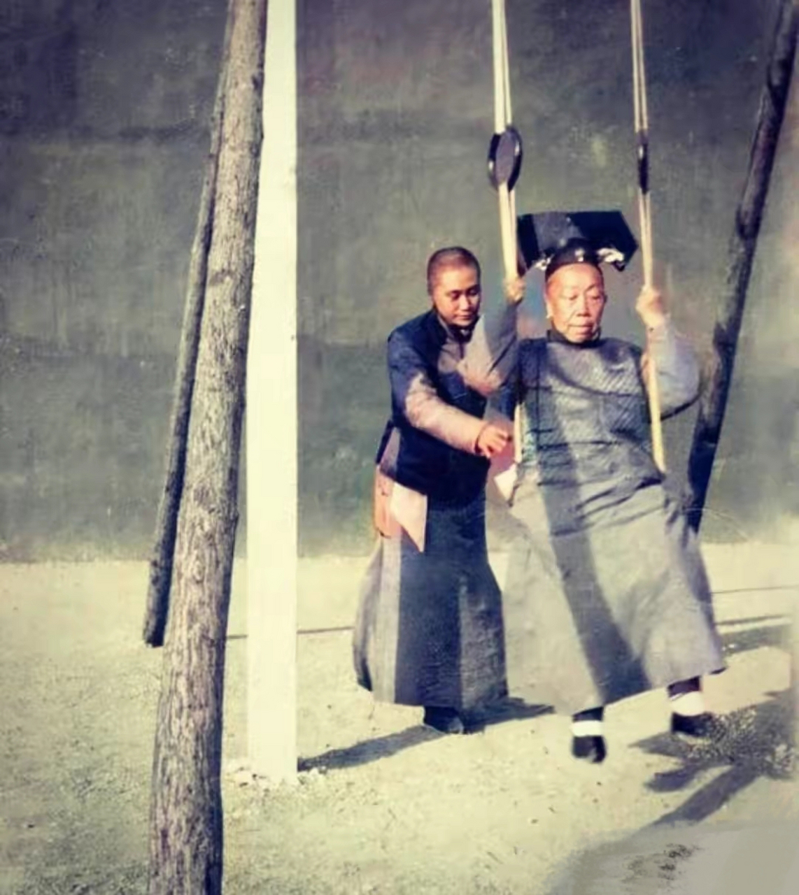 紫禁城里荡秋千的老宫女,这的确颠覆认知.