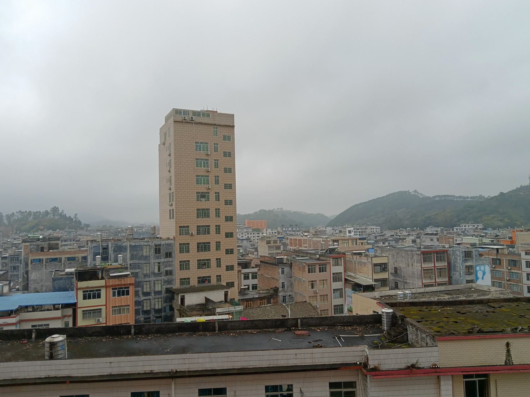 六靖镇位于广西玉林市北流市南部,离北流市区近60公里,是一个偏远的