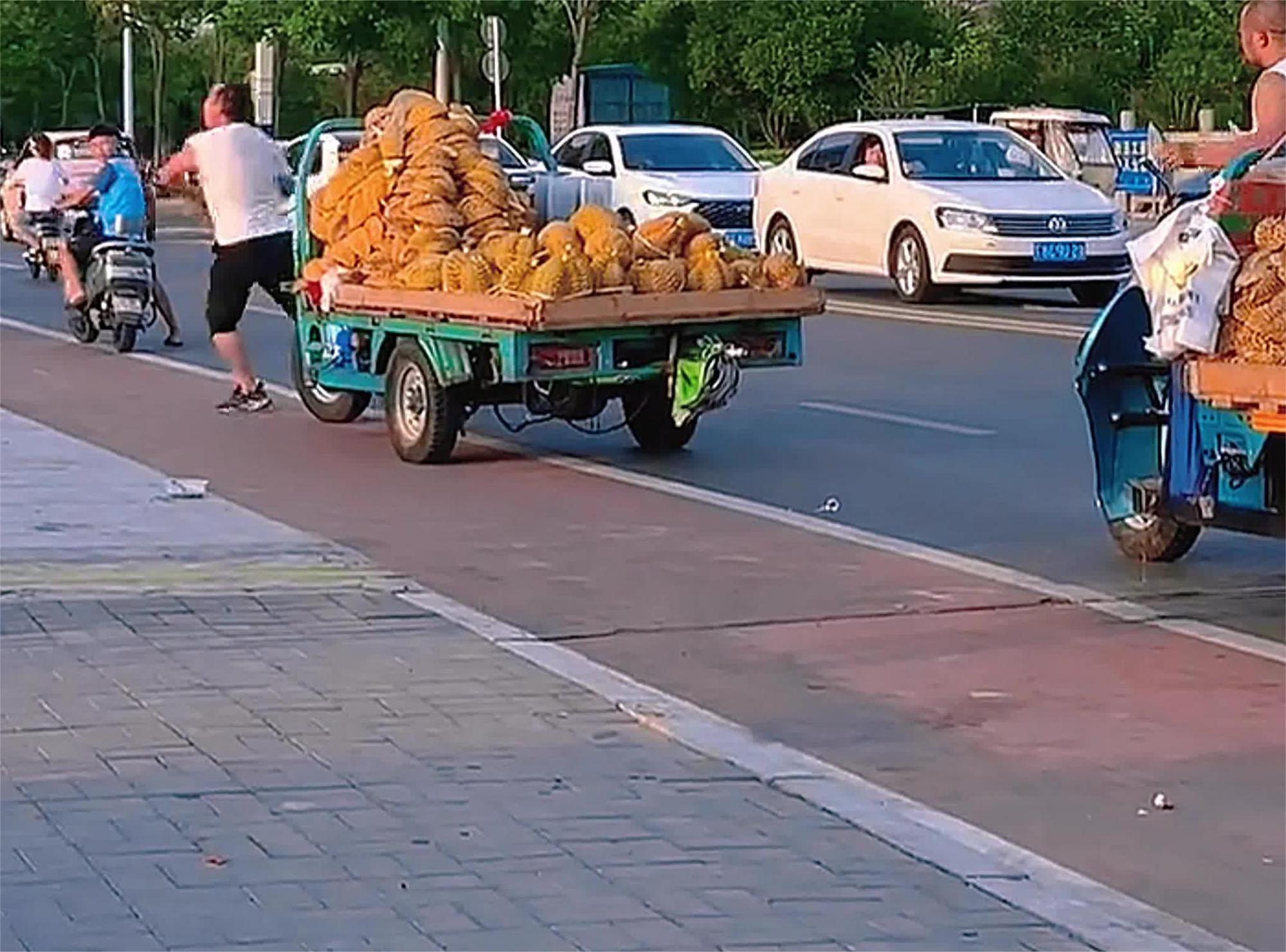 俩男子吵架互扔榴莲网友快来捡