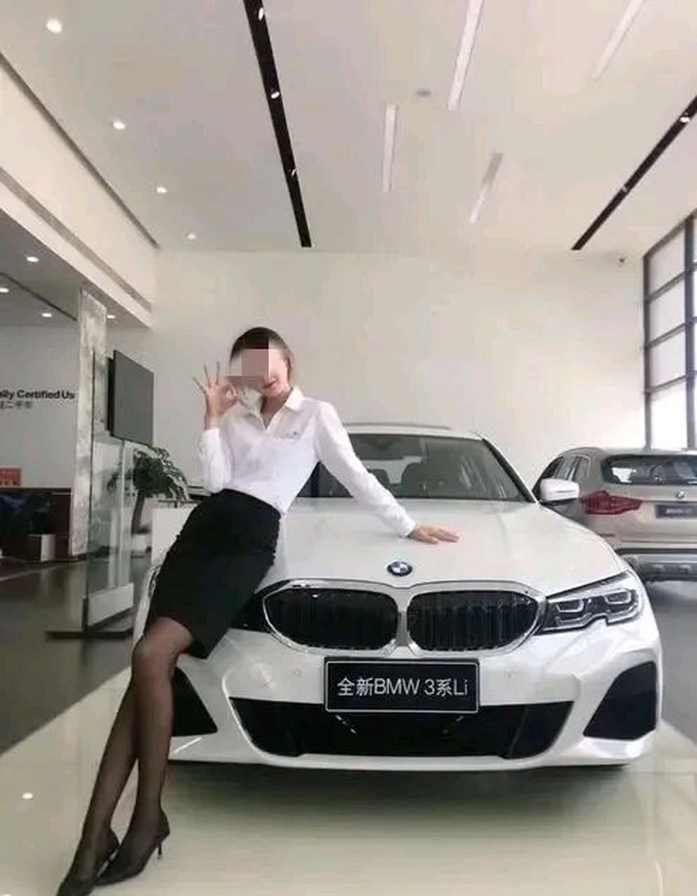 "豪车女销售被全网吐槽,竟然不穿内裤蹲下全走光!
