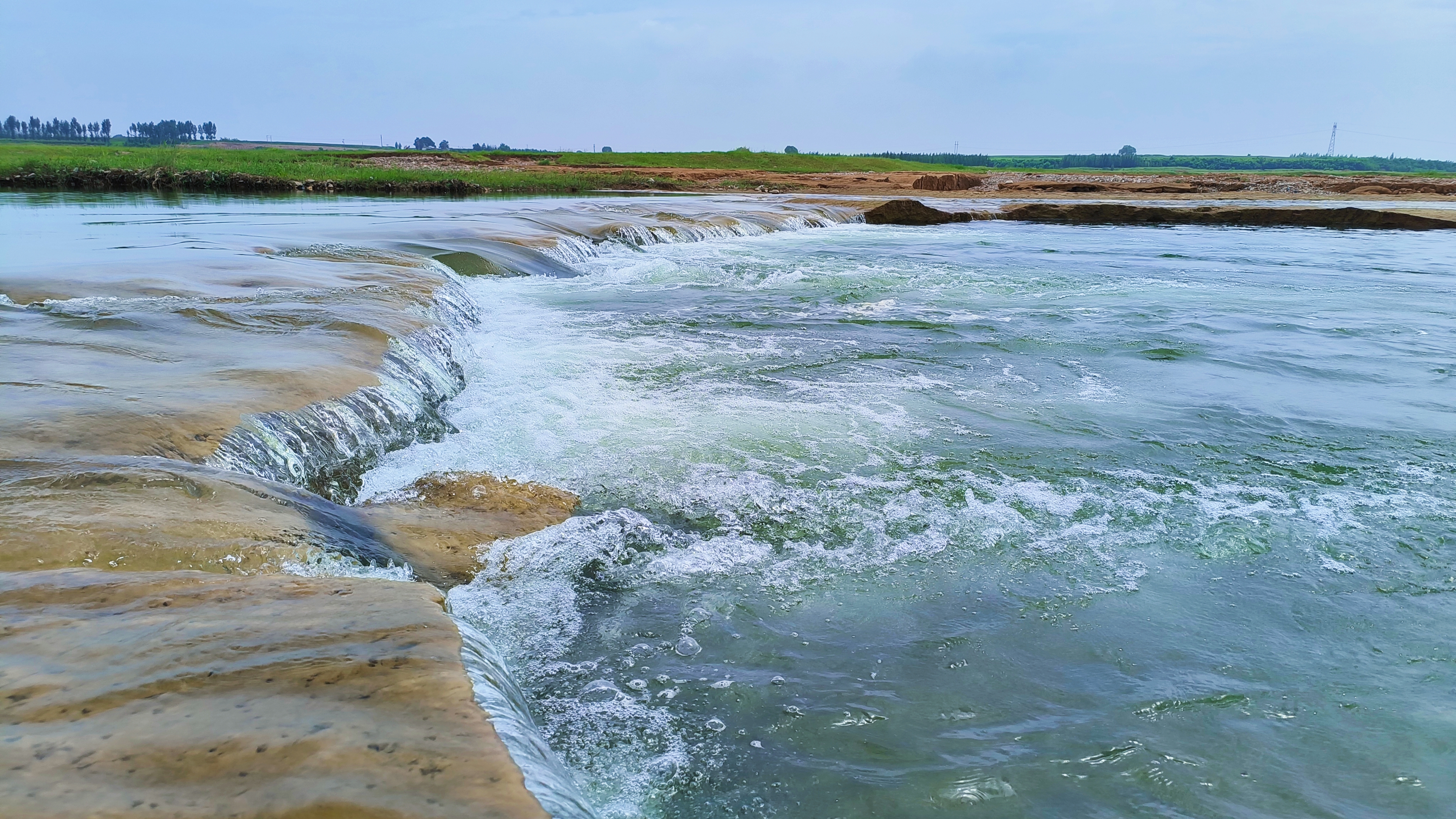 邢台青山白马河,酷似塞外草原,又如水中雅丹