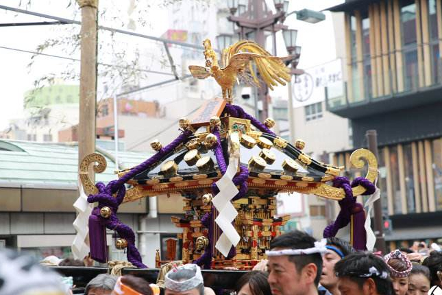 日本有个光屁股节,男女老少不穿裤子,光着屁股满大街跑