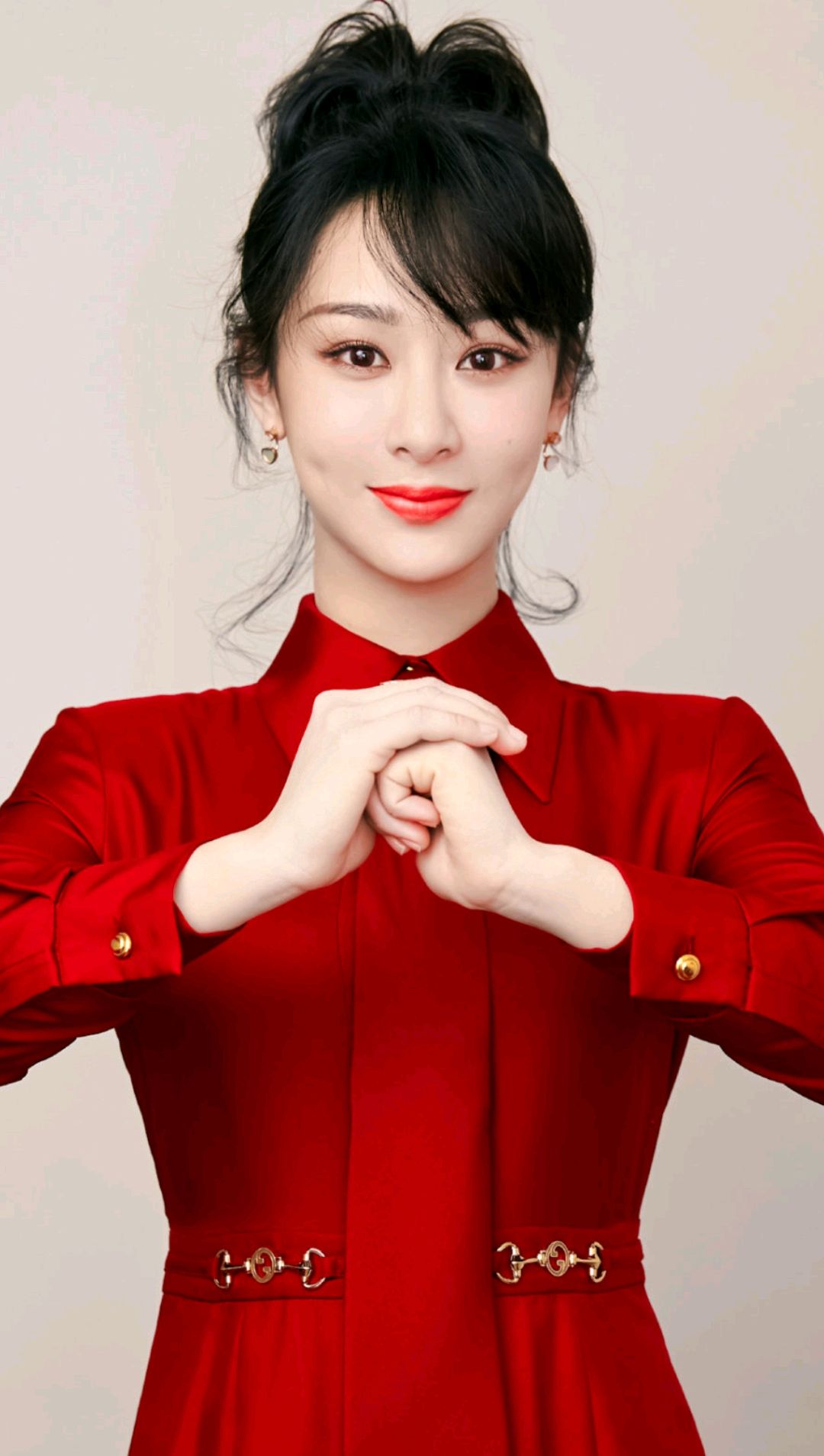 杨紫美照,身穿大红色礼服成熟又有魅力