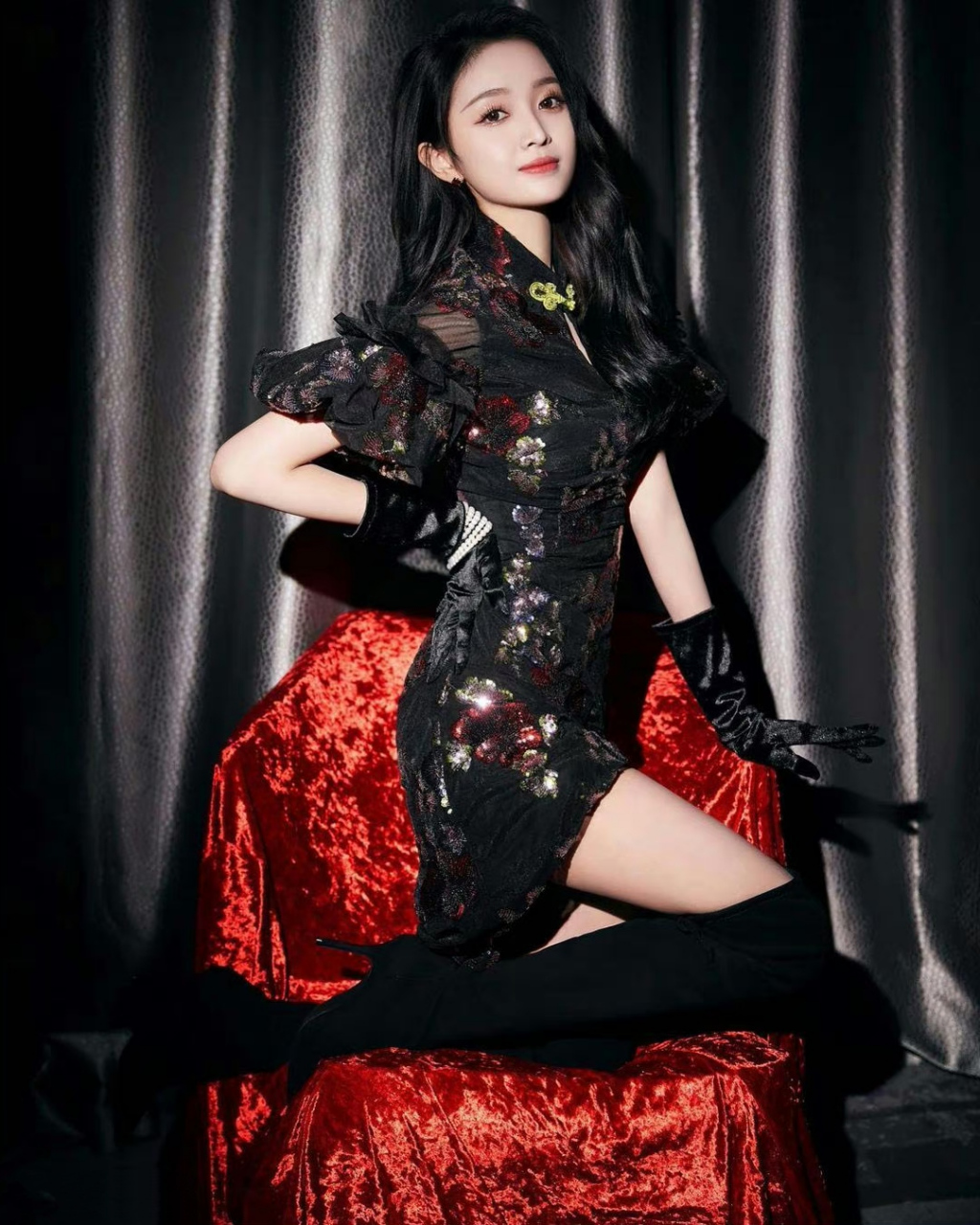 吴宣仪# 一袭黑色复古蕾丝旗袍,清纯甜美的容颜,窈窕曼妙的身材,性感