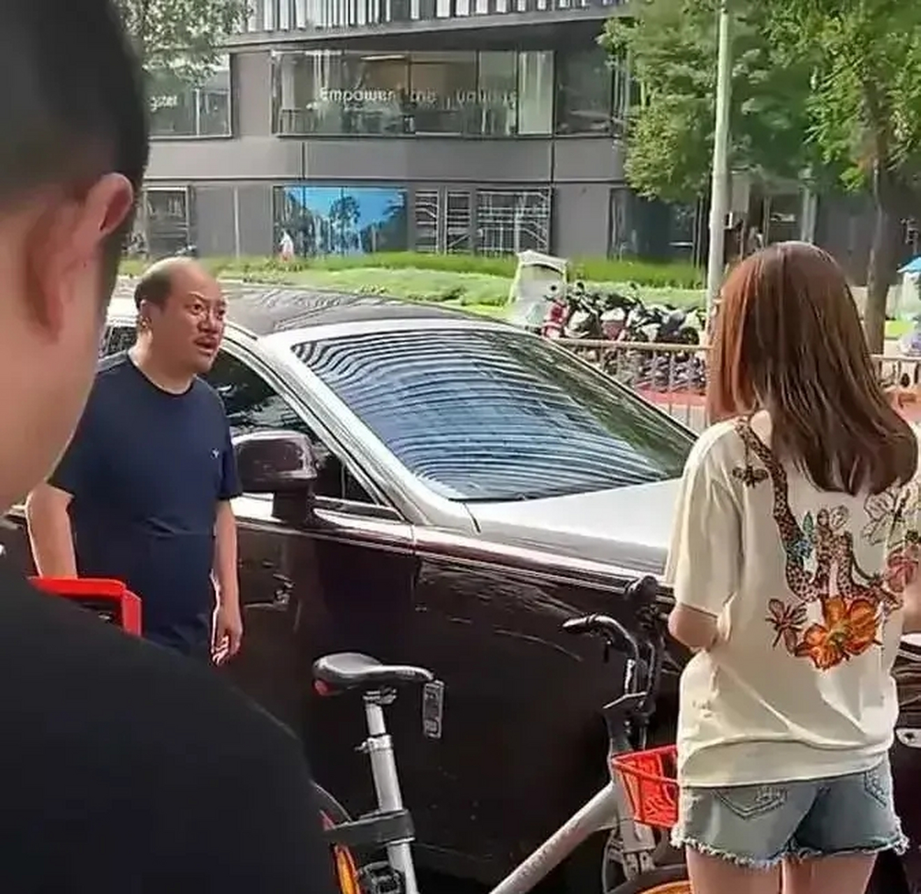 谢广坤800万豪车违章停在路边被女学生骑车刮蹭,维修费要几十万,怒斥