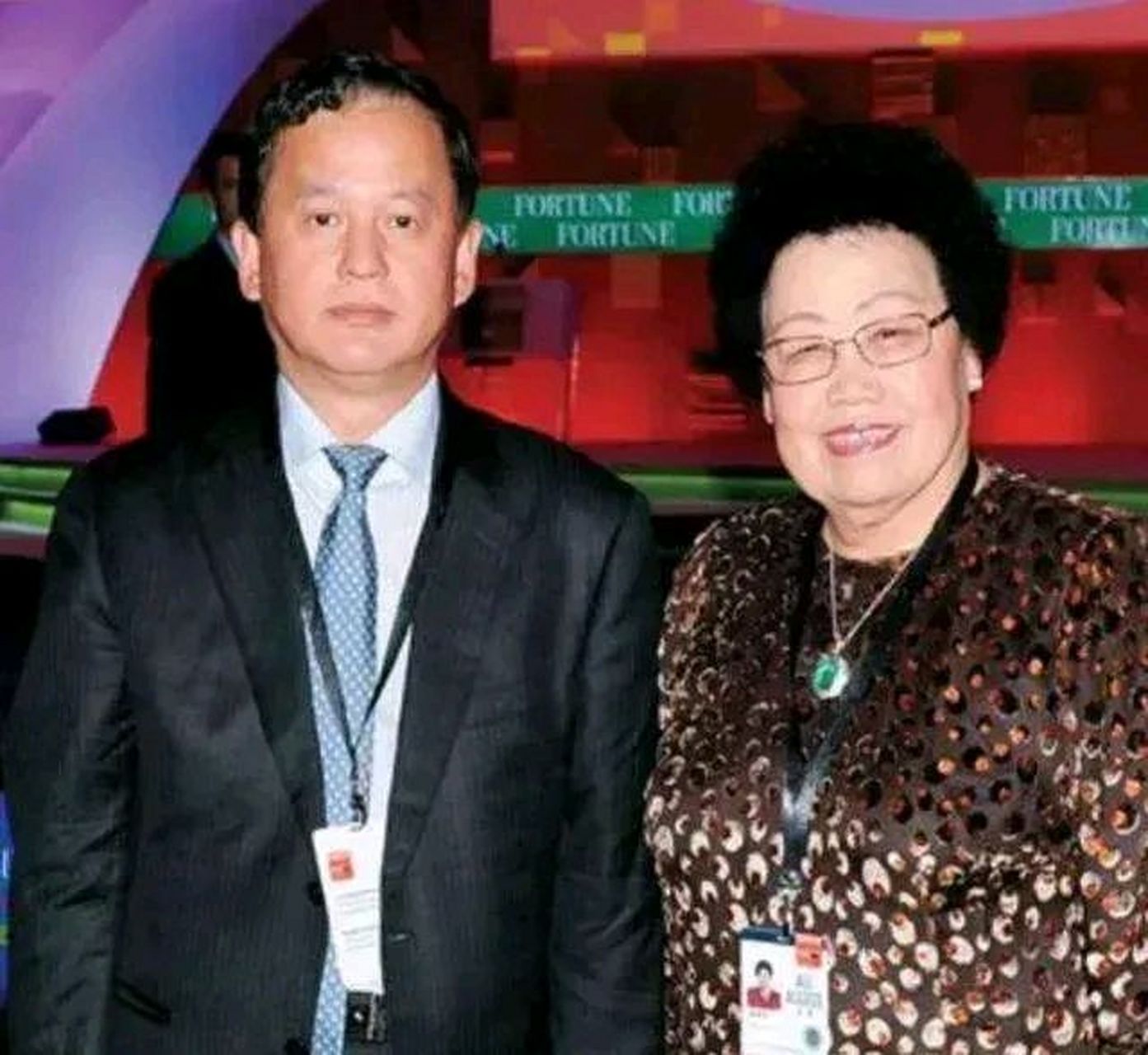 无意间刷到一组陈丽华和她儿子赵勇的合影,陈丽华肢体语言太明显了吧