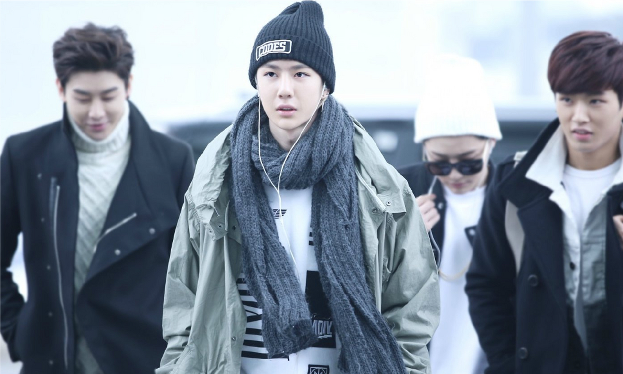 2015年王一博从首尔飞到北京,不知道王一博在和哥哥们在聊什么呢?