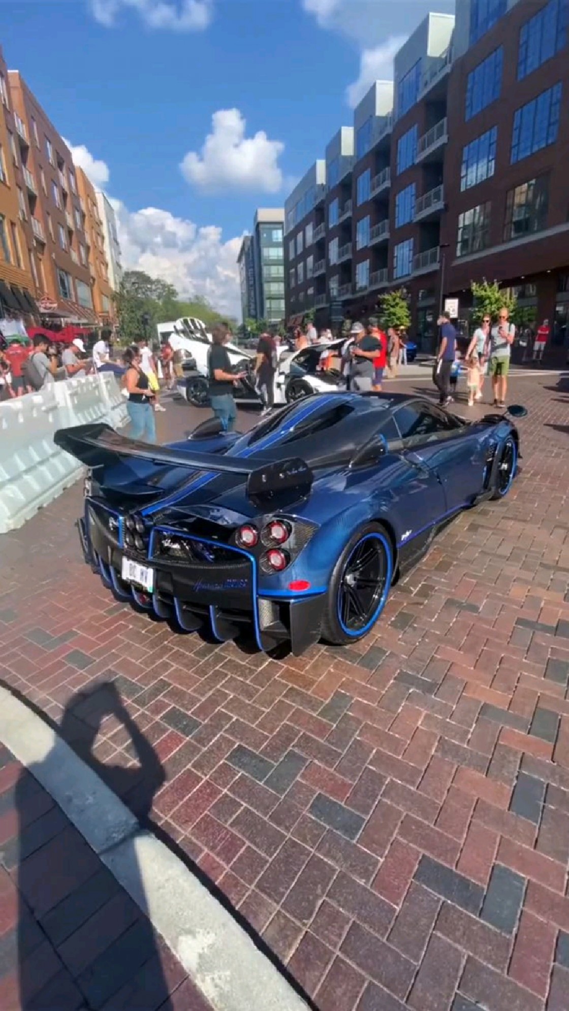 千万级超跑-帕加尼,吸引众人目光.