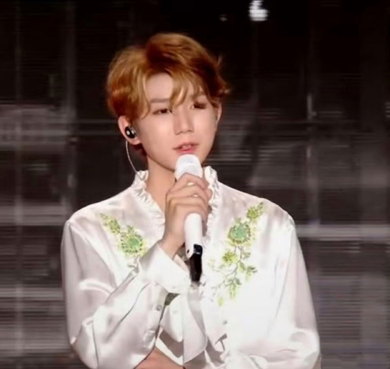 tfboys十年之约演唱会,王源怎么感觉变好看了,想知道他是用了什么美容