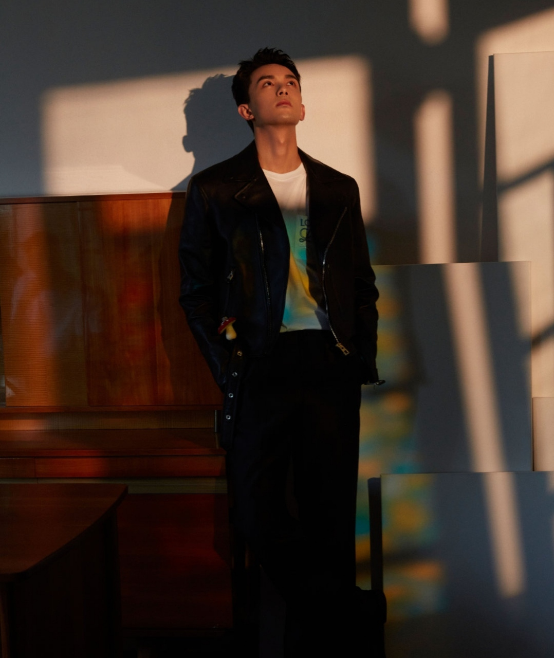 吴磊工作室晒磊子帅气营业照,男明星反季节穿皮衣也挺酷的,吴磊还在