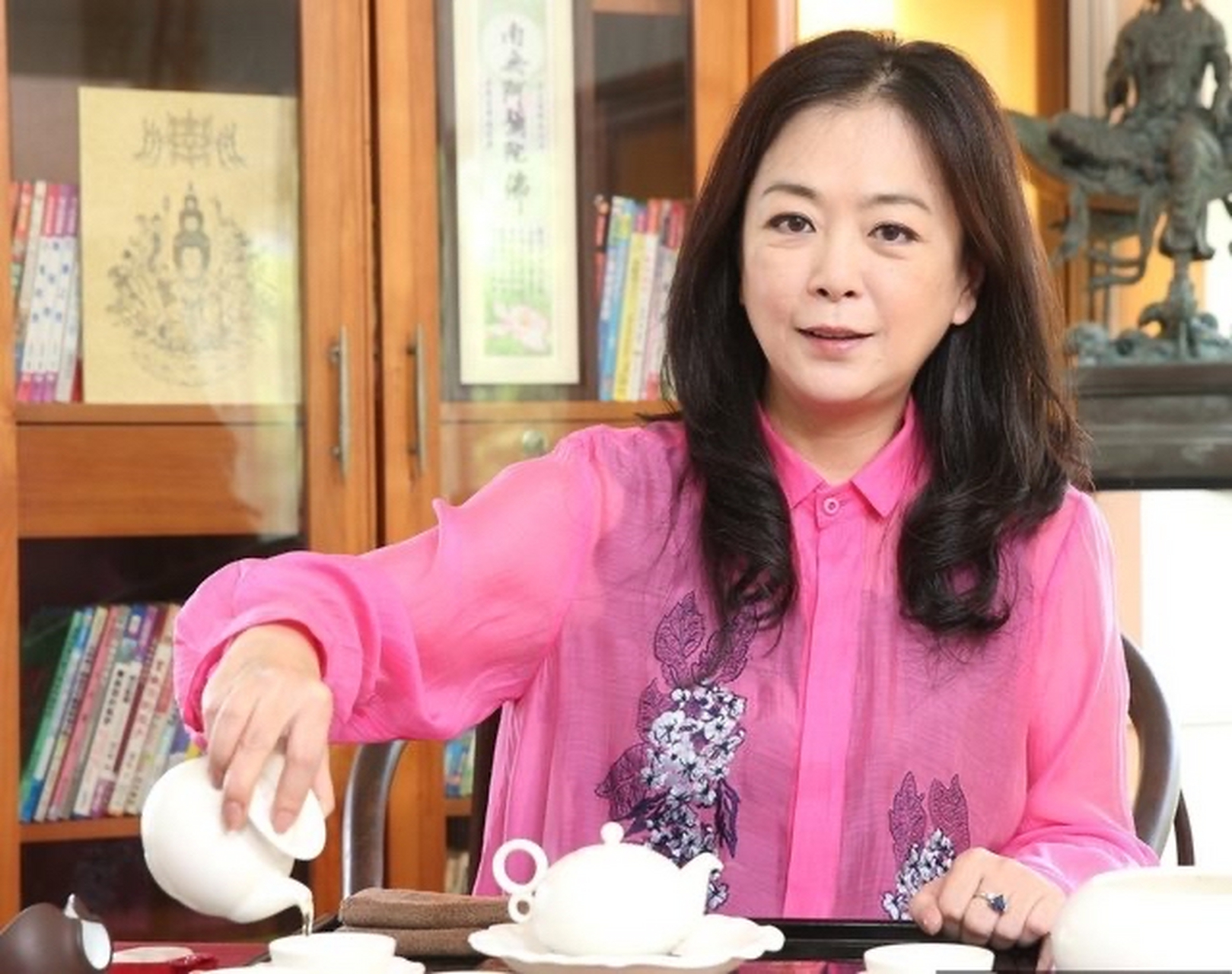琼瑶干女儿赵永馨59岁还那么漂亮,玫红色刺绣衬衫配卷发优雅温婉,五官
