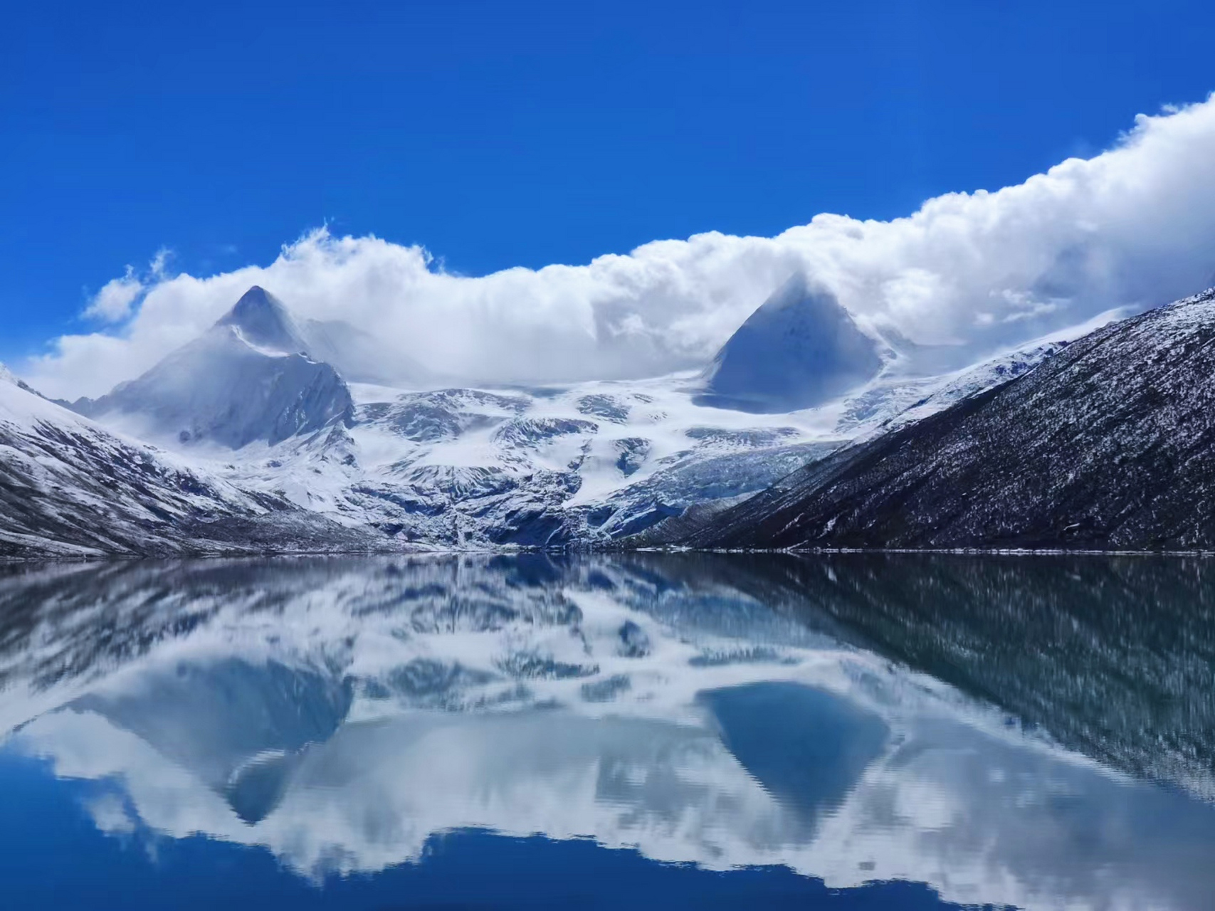 萨普神山位于西藏那曲地区,是藏族人心中的神圣之地.