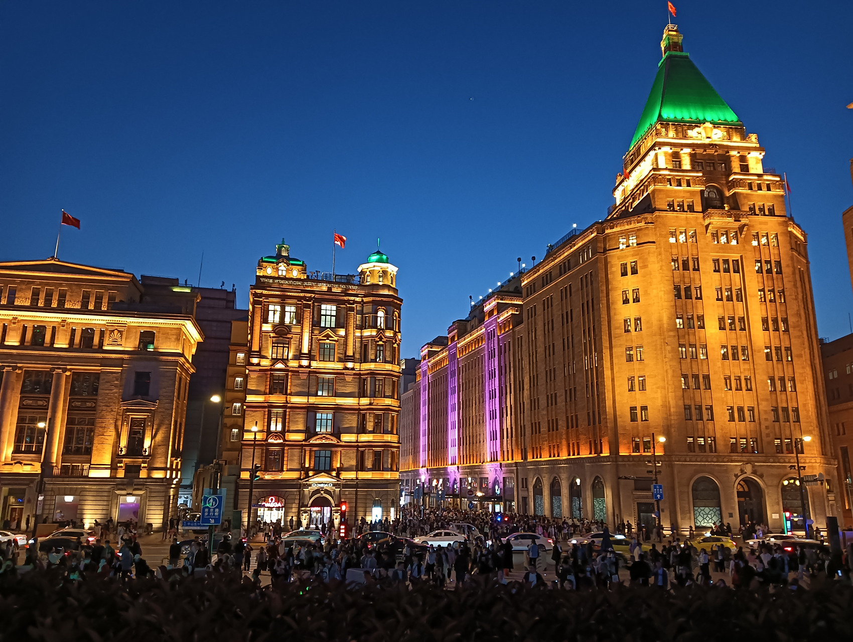 上海著名景点介绍 外滩 外滩位于上海市中心区的黄浦江畔,它是上海的