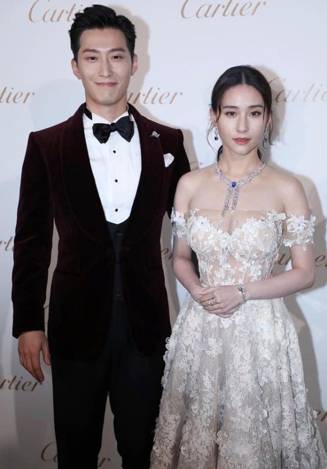 窦骁和何超莲婚后首度同框,一个全程冷脸一个笑得勉强,被疑婚变