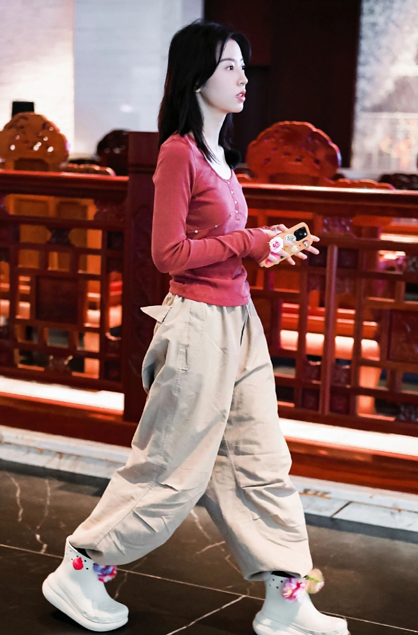 时尚穿搭# #明星穿搭# 周雨彤的这套很好看,红色上衣很吸睛