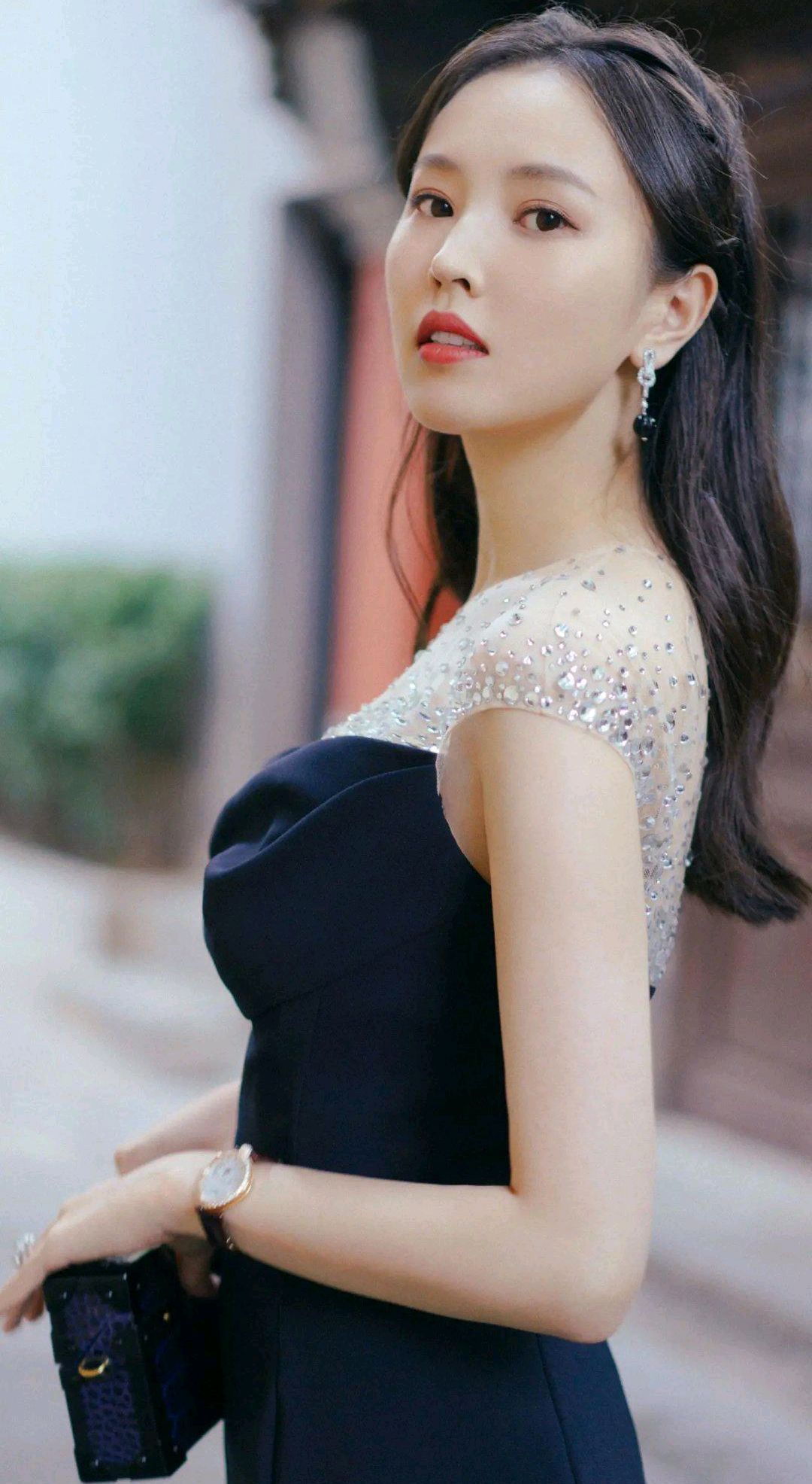 高校女神付佳美,身材傲人穿搭得体