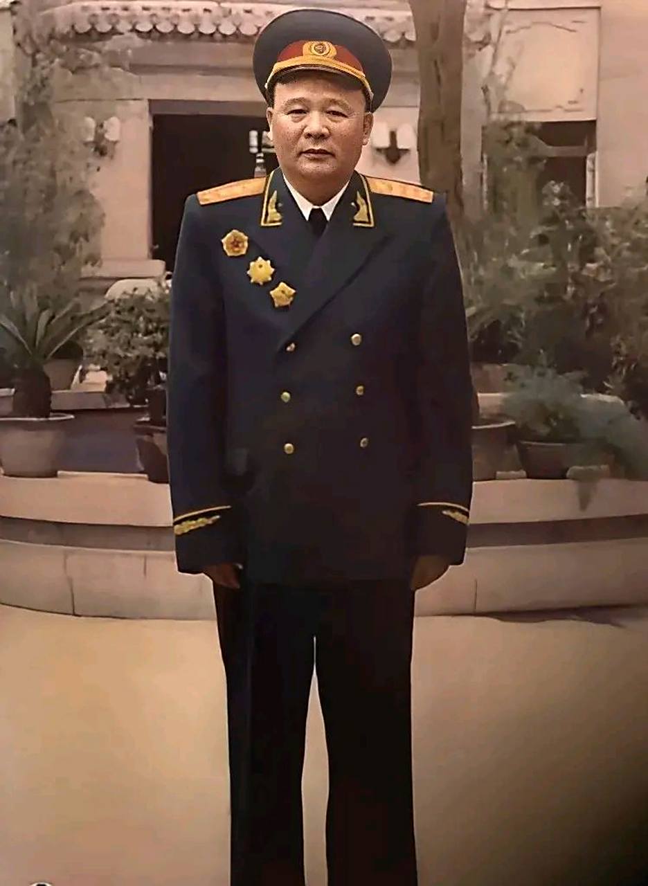 这是一九五六年,徐海东在大连休养时拍的珍贵照片.  照片中的徐海东身