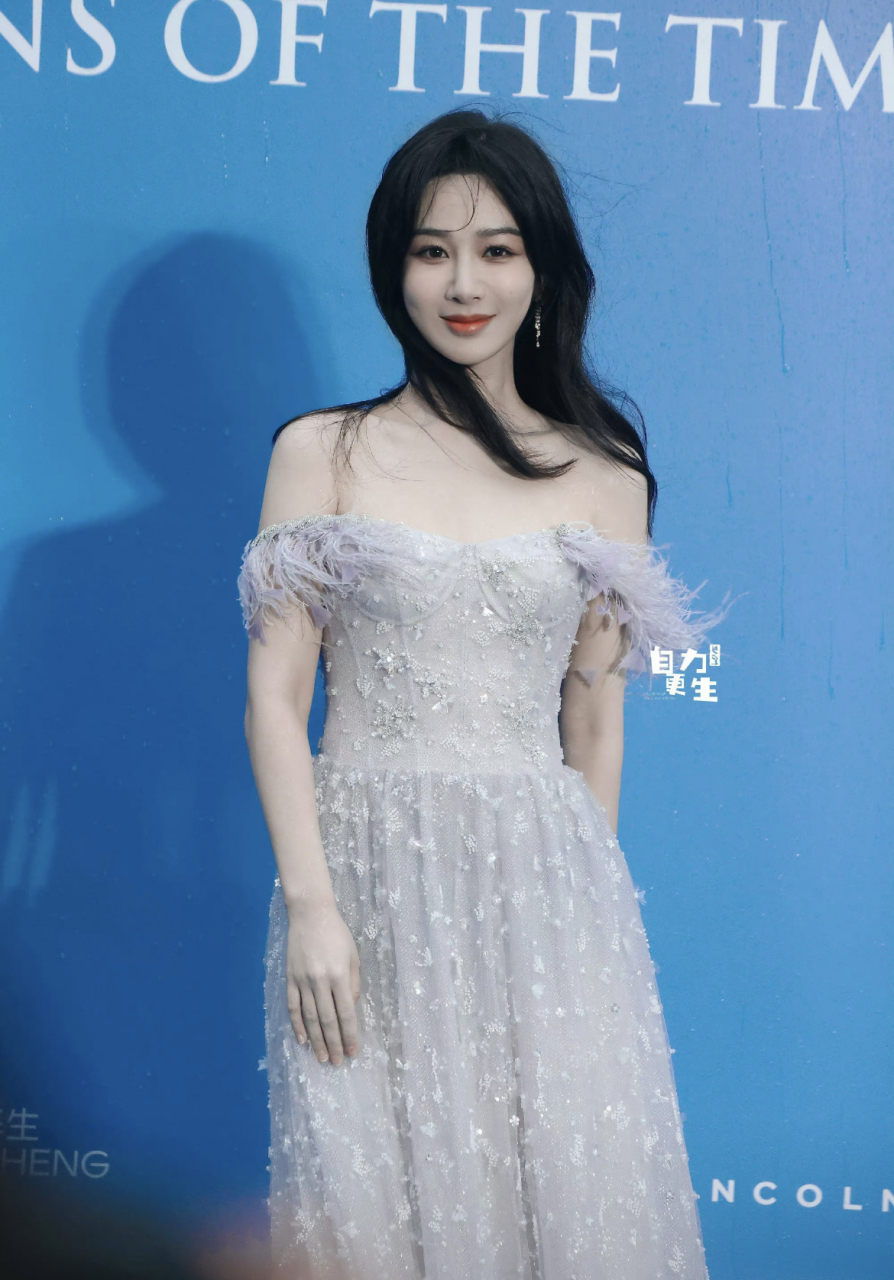 最近,热搜上出现了两个词条:"杨紫表情管理"和"杨紫红毯雨中拍照".