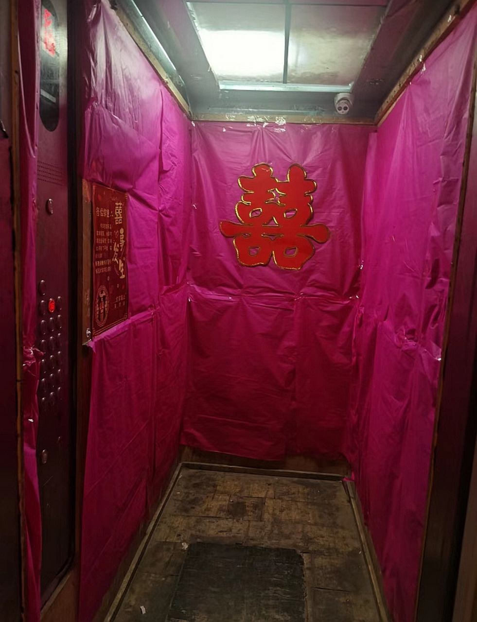 网友:今天楼上的邻居结婚,没想到居然把电梯布置成这样,一进电梯,吓得