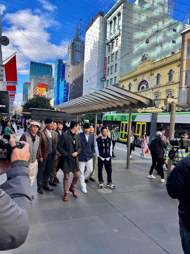 周杰伦墨尔本街头录制新综艺,身材发福,被吐槽苍老油腻