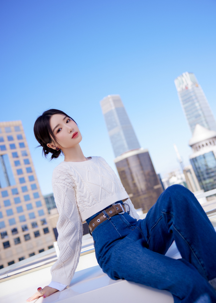 毛晓彤晒秋季造型,穿露脐毛衣搭配高腰牛仔裤,显瘦又显身高,妆容精致