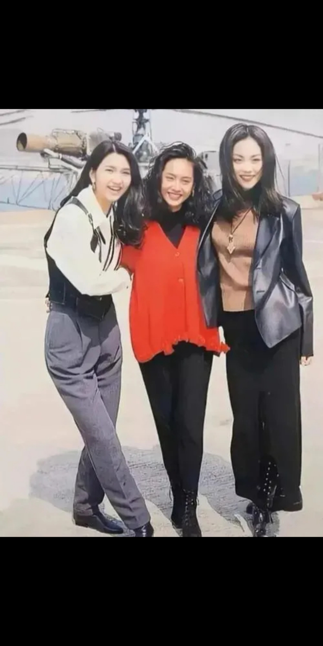 1993年的一张合影:洪欣,朱茵,王菲.她们都是港剧《原振侠》的主演.