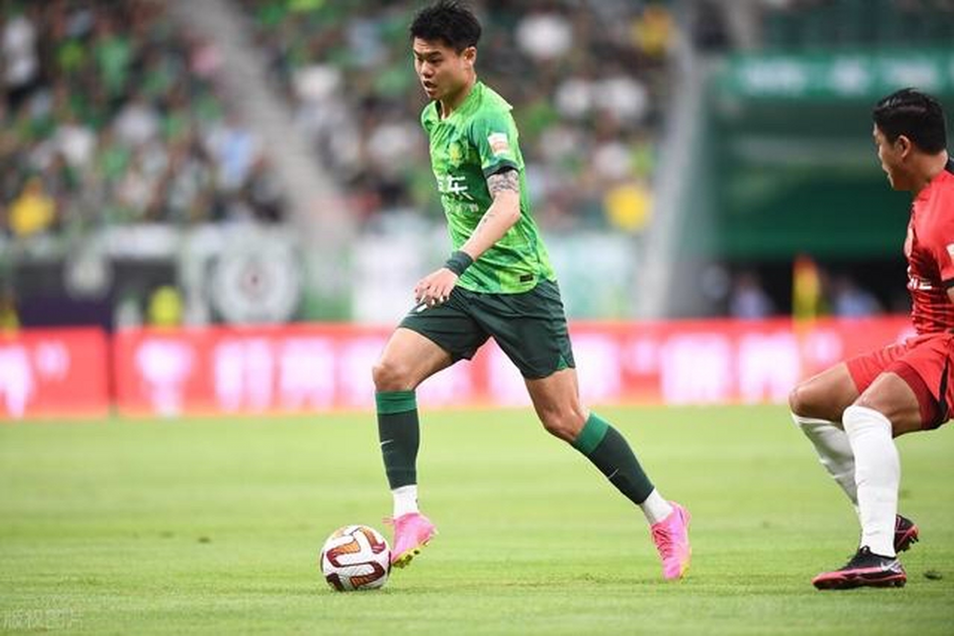 国安再遇晴天霹雳!杨立瑜遭侵犯后脚踝韧带撕裂,基本赛季报销