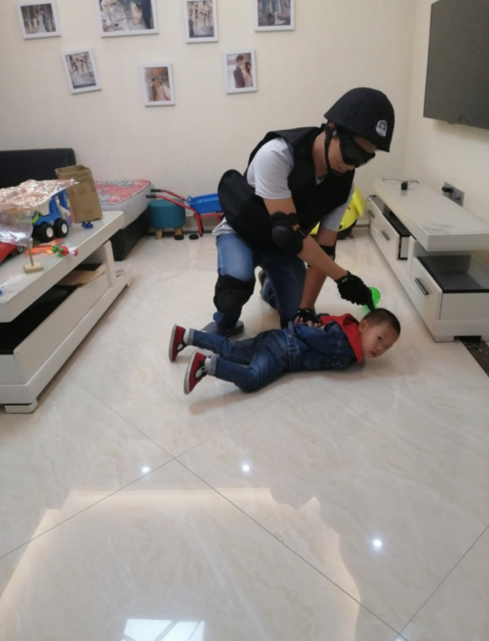 在家和儿子玩警察抓小偷.